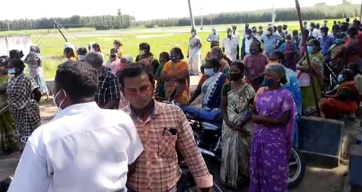 மாதிரி உடலை எரிக்க கூடியிருந்த கிராம மக்கள்.