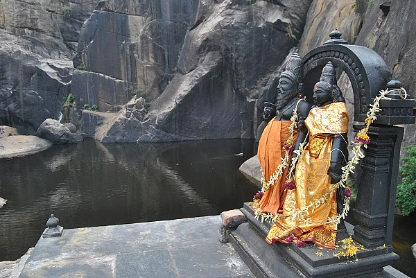 உலோபாமுத்திரையுடன் அகத்தியர் சிலை