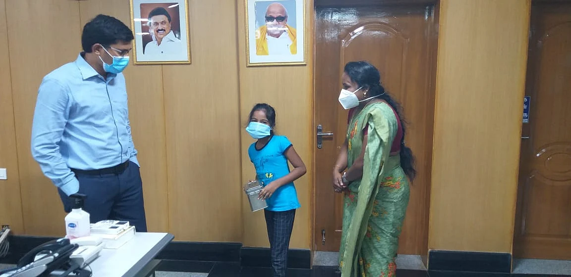 கொரோனா நிவராண நிதி வழங்கிய மாணவி