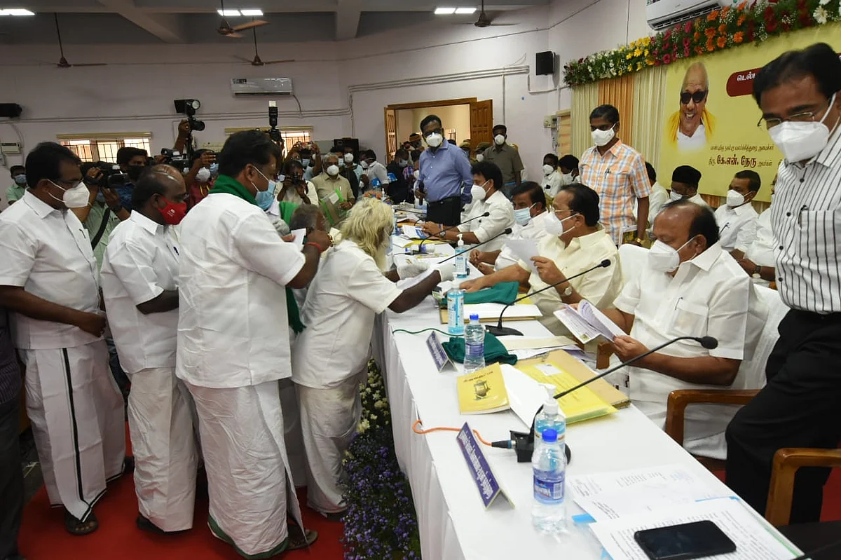 மனு கொடுக்கும் விவசாயிகள்