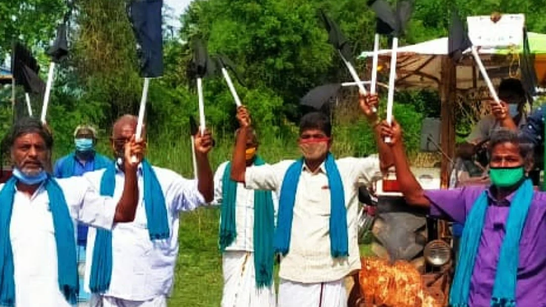கறுப்புக் கொடியுடன் விவசாயிகள்
