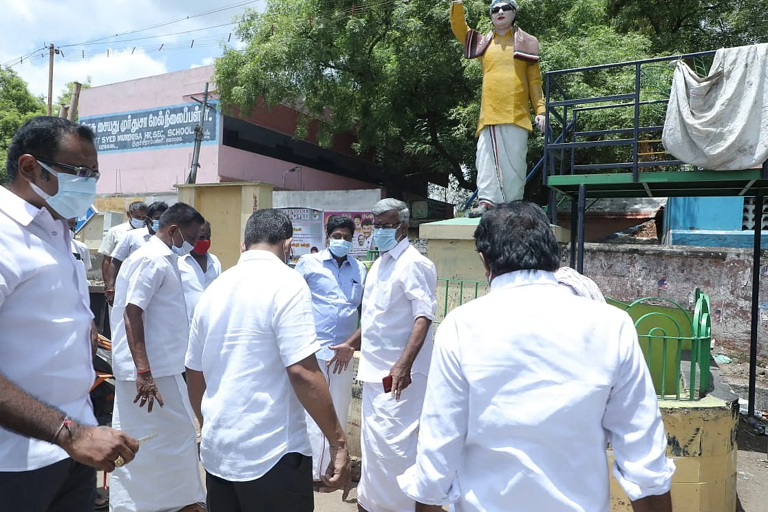 எம்.ஜி.ஆர் சிலை சேதம்