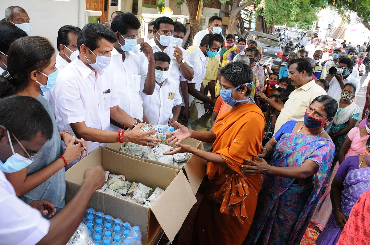 உணவு வழங்கும் செந்தில் பாலாஜி