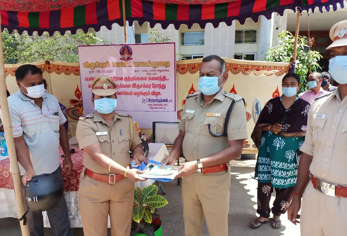 எஸ்.பி.ராதாகிருஷ்ணன் வாகன ஆவணங்களுடன் சாவி வழங்கும் போது.