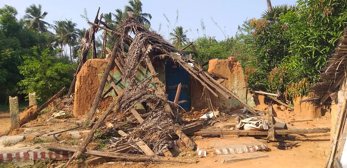 இடிந்து கிடக்கும் வீடு