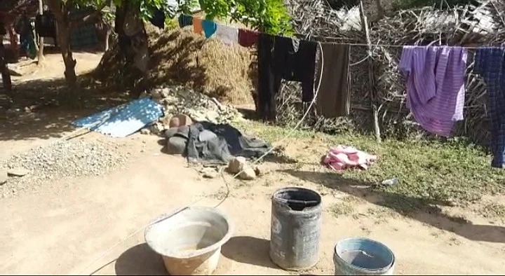 அறுந்து கிடக்கும் மின் கம்பி