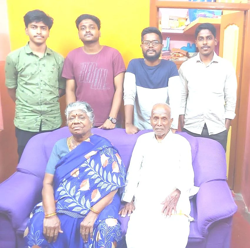 பேரப்பிள்ளைகளுடன்...