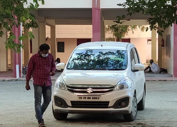 சமூகப் பணியாற்ற காரில் வரும் தொழிலதிபர்