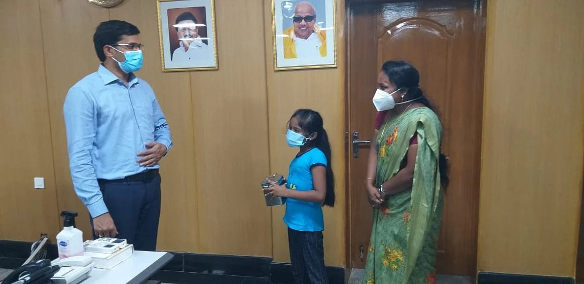 கொரோனா நிவாரண நிதி பெற்ற கலெக்டர் கோவிந்தராவ்