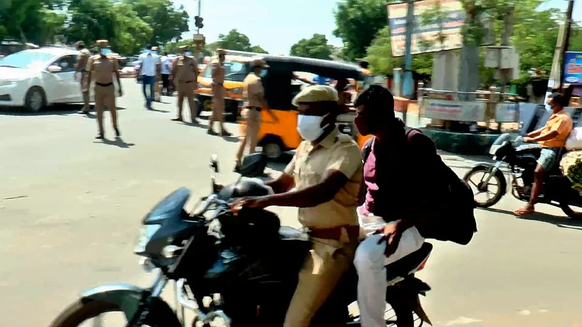 பைக்கை பறிமுதல் செய்து ஓட்டிச் சென்ற போலீஸ்
