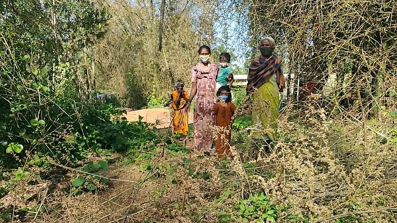 மூங்கில் தடுப்புகளை அமைத்த பழங்குடிகள்