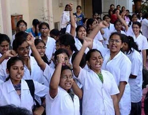 பயிற்சி மருத்துவர்கள்