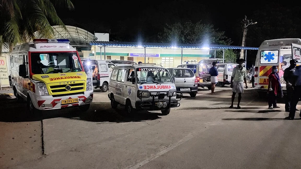 காத்திருக்கும் ஆம்புலன்ஸ்