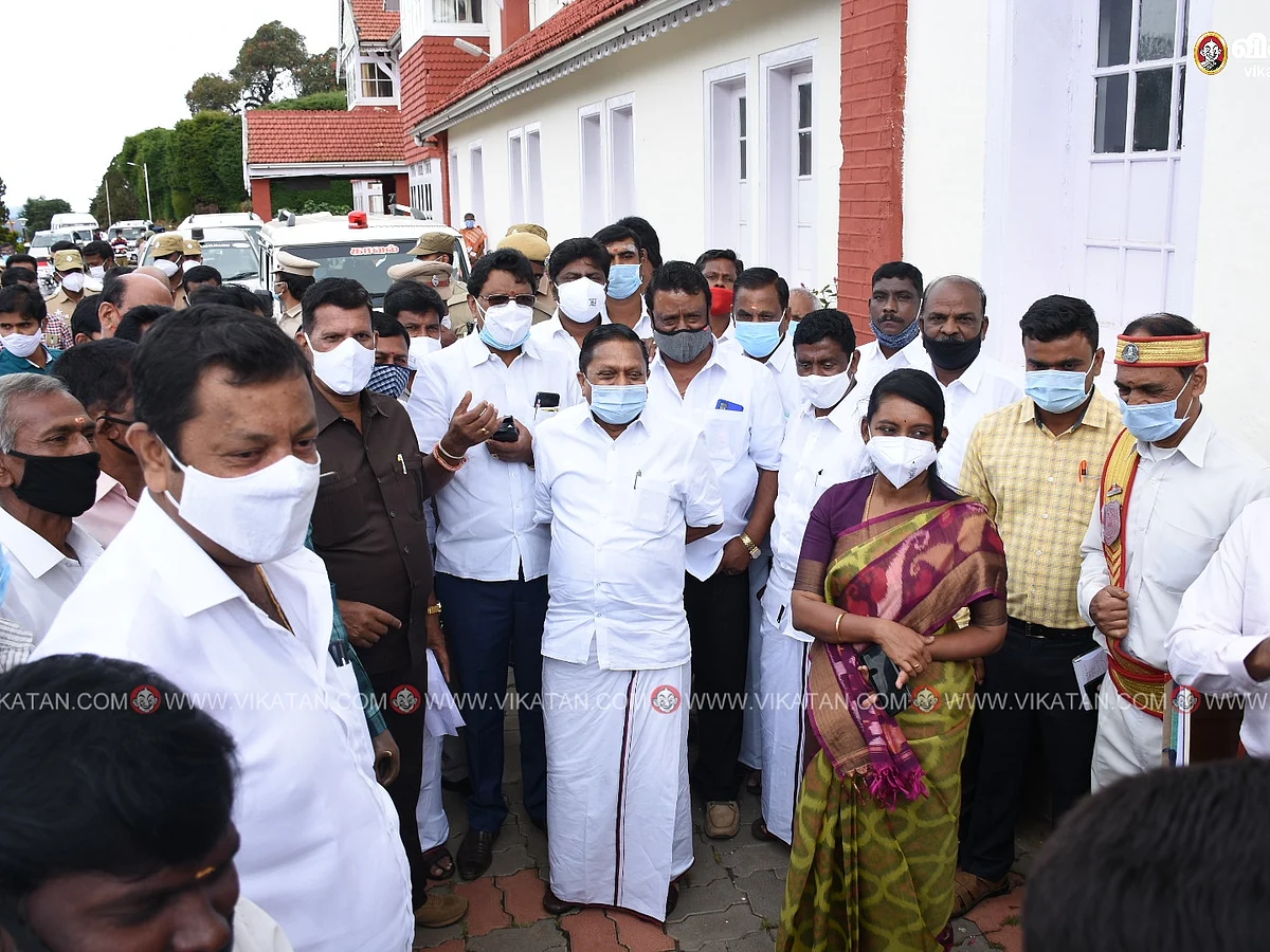 நீலகிரி: `ஊருக்குள் வரும் காட்டுயானைகளை வனத்துக்குள் விரட்ட தனிக்குழு!’ - வனத்துறை அமைச்சர்