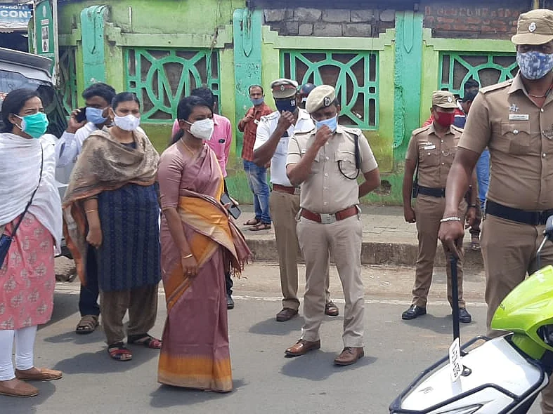 நீலகிரி: சந்தைகளில் அலைமோதும் மக்கள் கூட்டம்! - கலங்கும் அதிகாரிகள்
