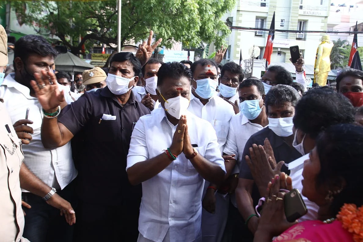 'கூச்சல்; குழப்பம்;அதிமுக எம்.எல்.ஏ-க்கள் கூட்டம் திங்கள் கிழமைக்கு ஒத்திவைப்பு!'#NowAtVikatan