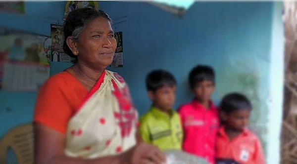 பாட்டி அன்ன புஷ்பத்துடன் சிறுவர்கள்