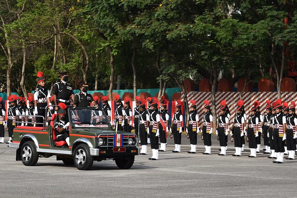 ராணுவ காவலர்களாக பெண்கள்