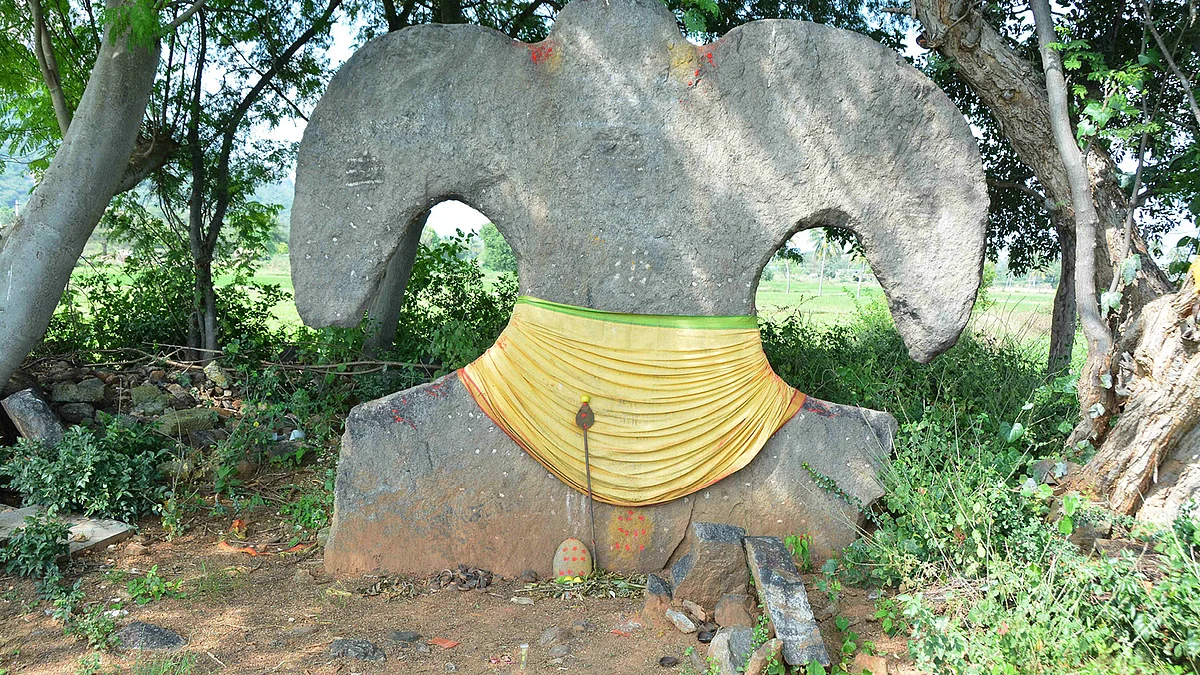 தாய் தெய்வச்சிலை