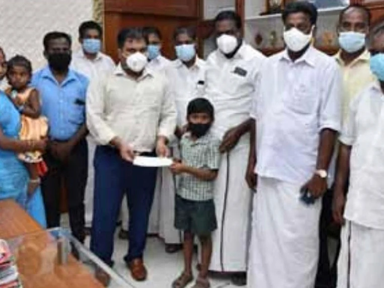 `என்னால முடிஞ்ச உதவி இது!' - கொரோனா நிதி வழங்கி நெகிழ வைத்த மூன்றாம் வகுப்பு மாணவன்