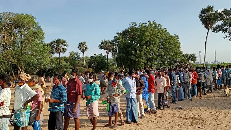 மருந்து வாங்க கூடிய கூட்டம்