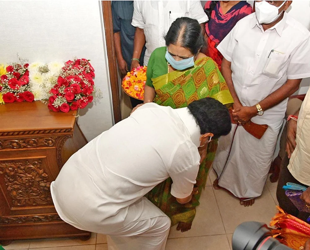 கண்ணீர்... சிரிப்பு... ஆனந்தம்... தலைமைச் செயலகத்தில் முதல் நாள்!
