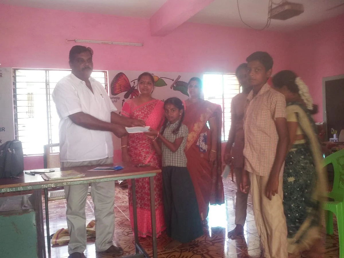 தலைமை ஆசிரியரிடம் பரிசு பெரும் சிந்துஜா.