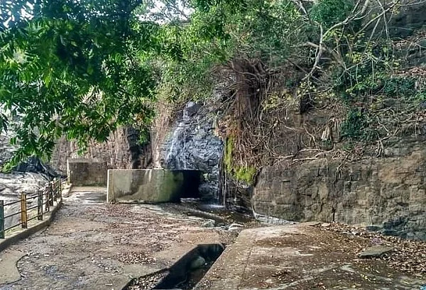 நீர் வரத்து தடைப்பட்டு வறண்டு கிடக்கும் அகஸ்தியர் அருவி