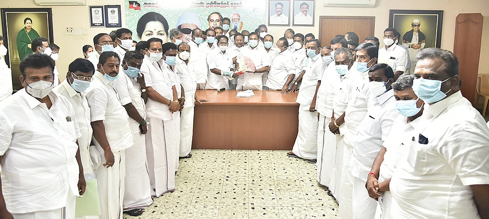ஆடுபுலி ஆட்டம்... பாய்வாரா, பதுங்குவாரா பன்னீர்?