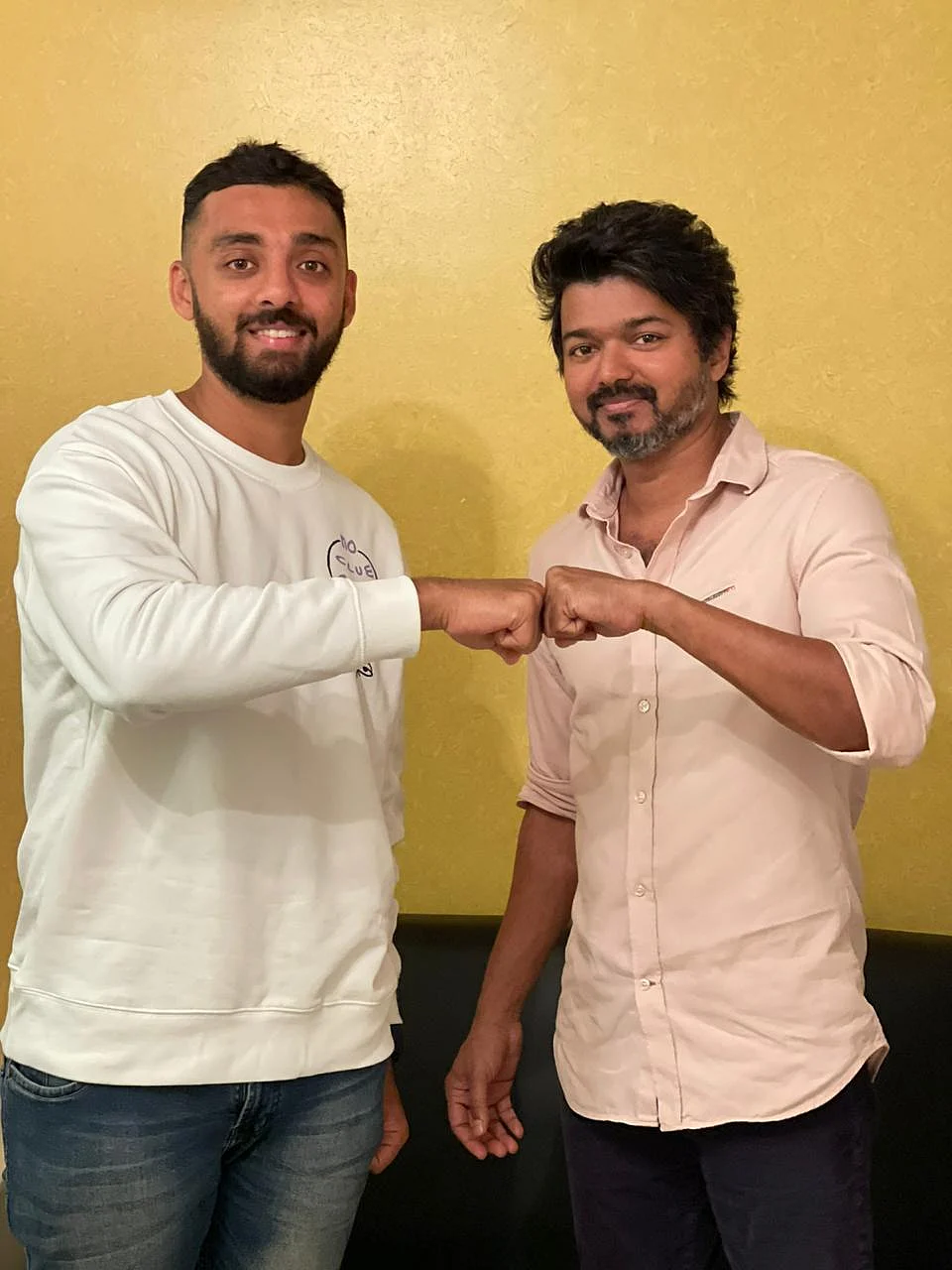 நடிகர் விஜய்யுடன் வருண் சக்ரவர்த்தி