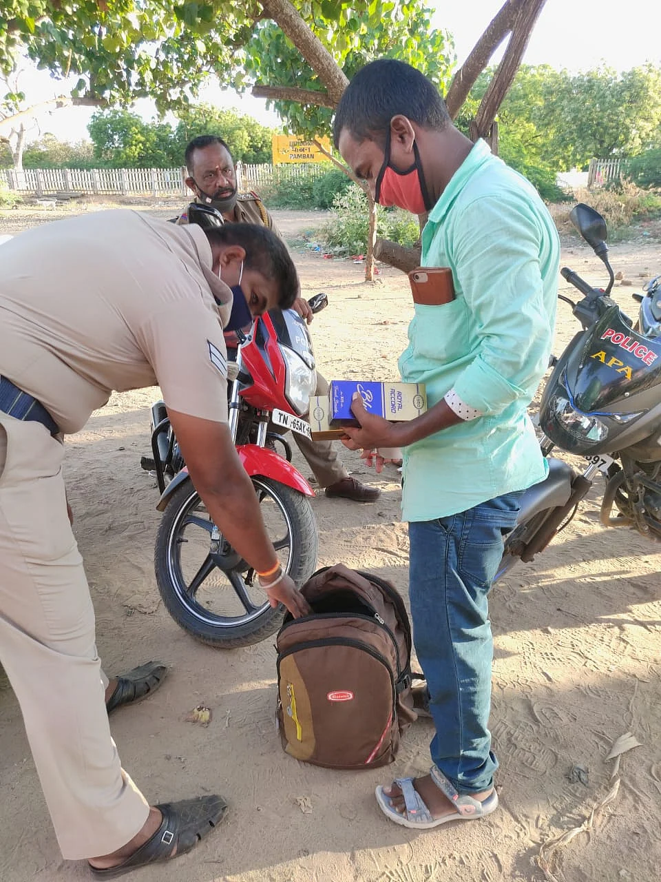 டிராவல் பேக்கில் மது பாட்டில்கள் வாங்கிச் செல்லும் இளைஞர்
