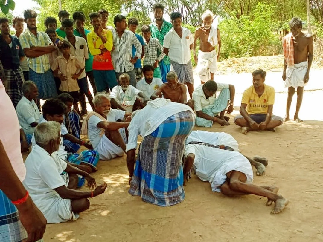 விழுப்புரம்: பட்டியலின முதியவர்களைக் காலில் விழவைத்த சம்பவம்! - நடந்தது என்ன?- இருதரப்பு விளக்கம்!