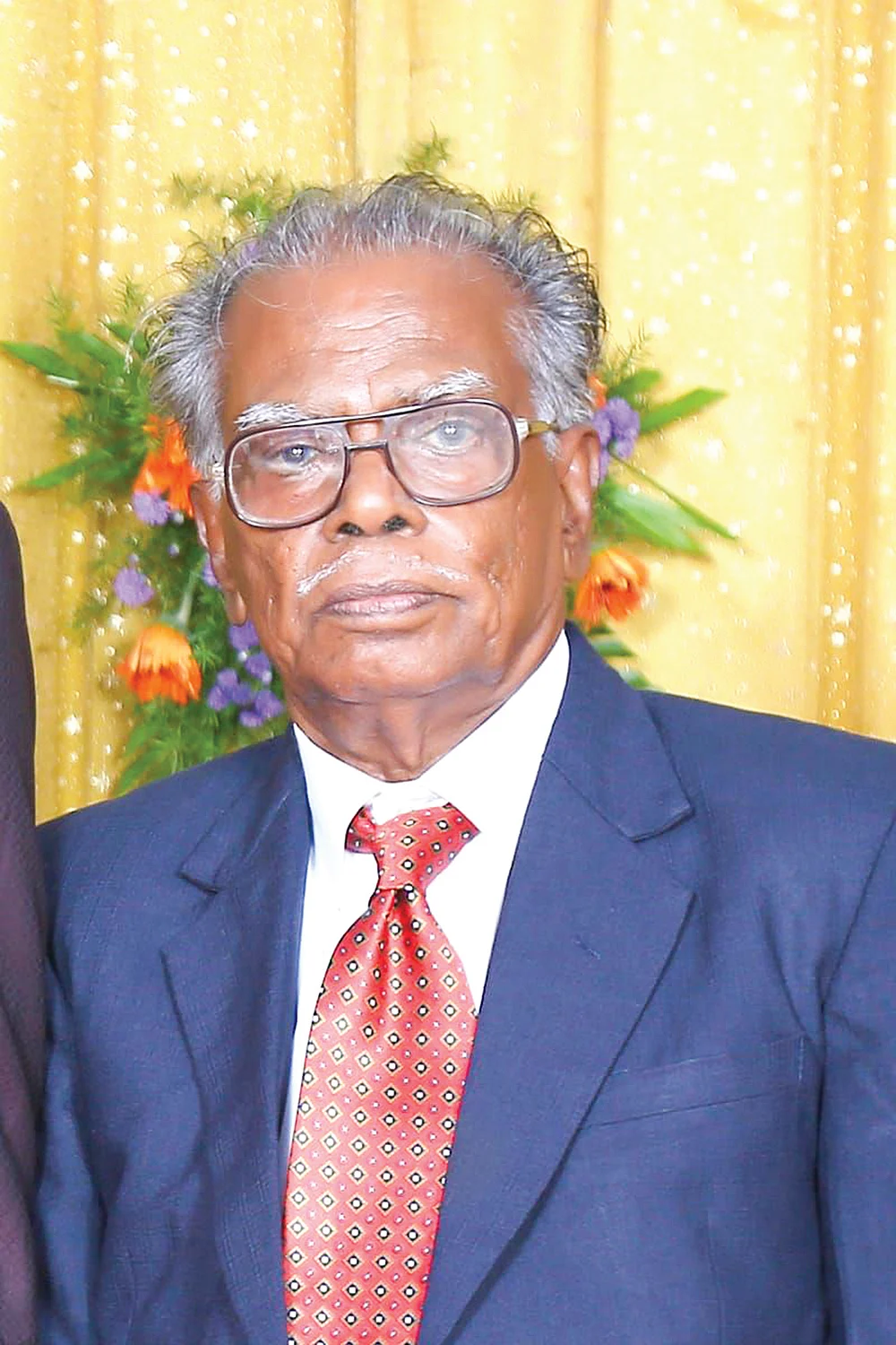 மகன் தந்தைக்காற்றிய உதவி மக்களுக்கு உழைத்தல்!