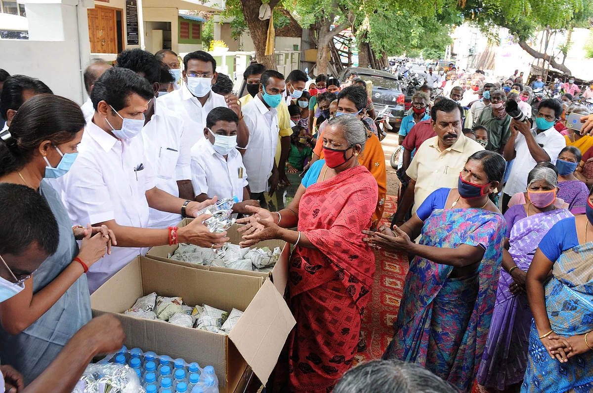 உணவு வழங்கும் செந்தில் பாலாஜி