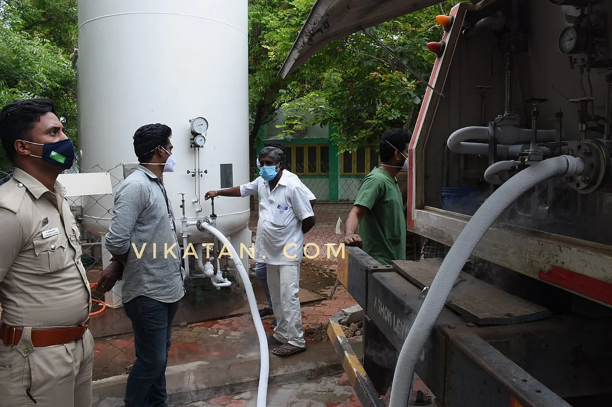 டேங்கர் லாரியிலிருந்து மருத்துவமனை சிலிண்டரில் நிரப்பப்படும் ஆக்ஸிஜன்