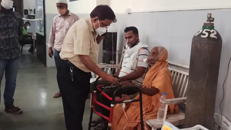 மருத்துவமனையில் மூதாட்டி
