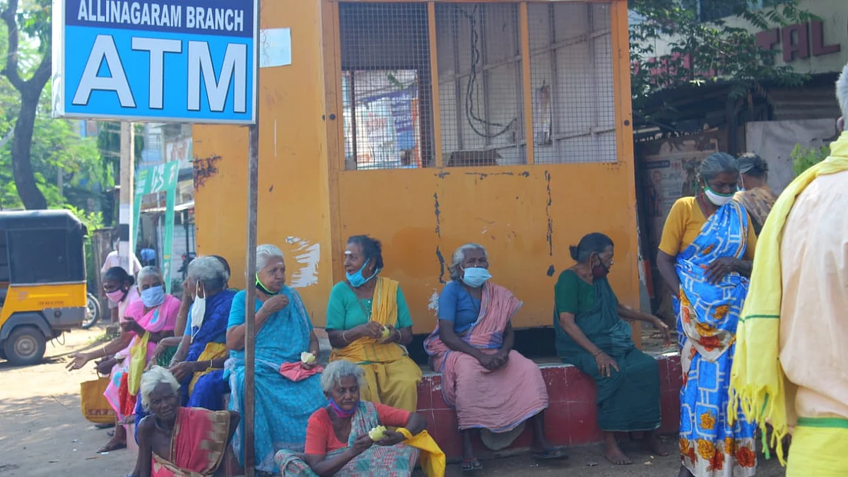 வங்கி வாசலில் காத்திருக்கும் முதியவர்கள்