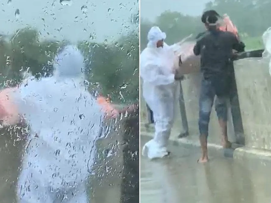 உ.பி:`கொட்டும் மழையில் பாலத்திலிருந்து ஆற்றில் வீசப்பட்ட கொரோனா நோயாளியின் உடல்'- அதிர்ச்சி வீடியோ!
