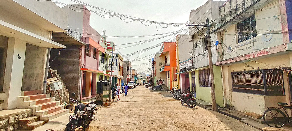 மனிதர்களுக்கு மதம் இருக்கலாம்... தெருக்களுக்கு கிடையாது!