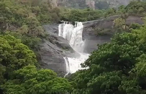 குற்றாலம் மெயின் அருவியின் அழகுக் காட்சி