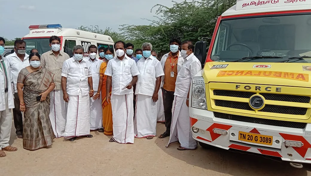 திருவாரூர்: ஆம்புலன்ஸே இல்லாத அரசு மருத்துவமனை; 15 நிமிடங்களில் ஏற்பாடு செய்த அமைச்சர்! | Minister arranges new ambulance service thiruvarur GH within 15 minutes 2 ஆக்சிஜனுடன் கூடிய ஆம்புலன்ஸ்