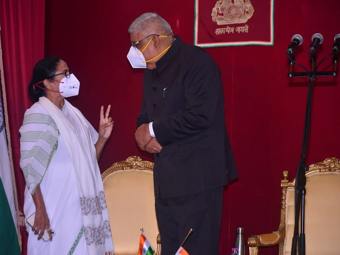 மேற்கு வங்கம்: "என்னைத் துப்பாக்கியால் சுட்டாலும்..." - முதல்வர் மம்தா Vs ஆளுநர் ஜகதீப் தன்கர்
