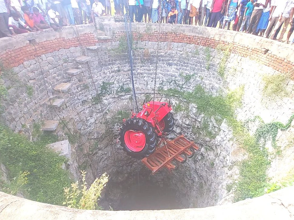 வாணியம்பாடி: 120 அடிக் கிணற்றில் பாய்ந்த டிராக்டர்! மாணவன் உயிரைப் பறித்த செல்ஃபி மோகம்!