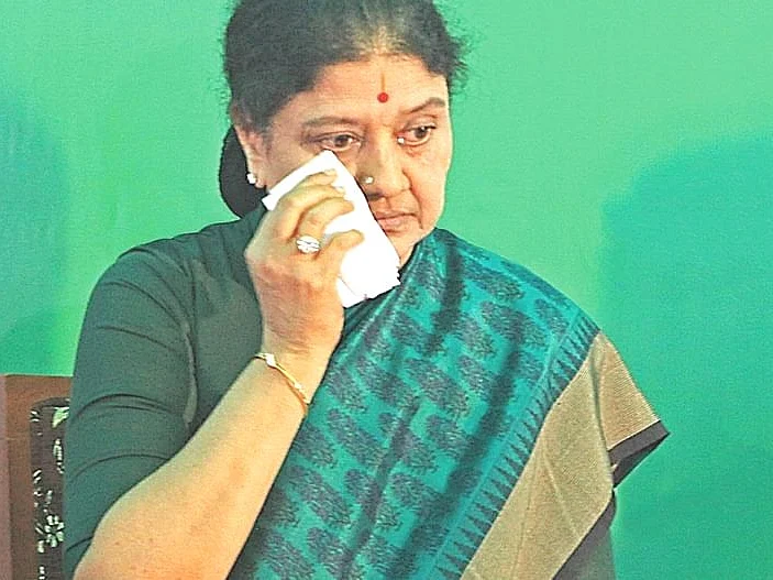 Vikatan Poll: தொடர்ந்து அ.தி.மு.க நிர்வாகிகளுடன் பேசிவரும் சசிகலா... இது குறித்து உங்கள் கருத்து?