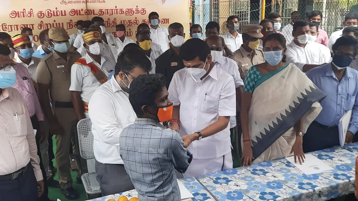 நிதி வழங்கும் ஜோதீஸ்வரன்