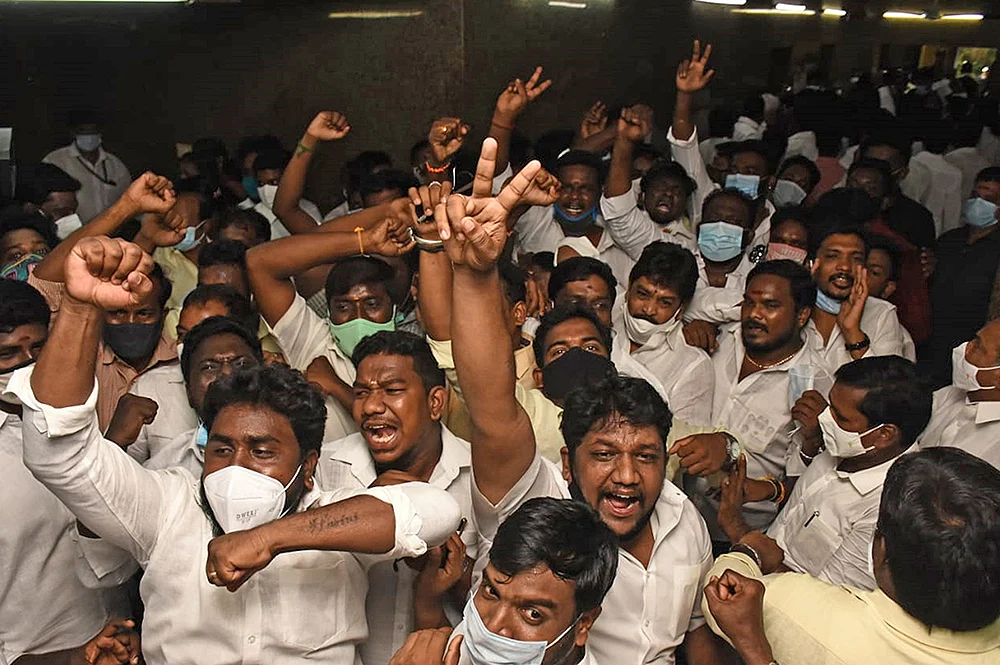 ஆடுபுலி ஆட்டம்... பாய்வாரா, பதுங்குவாரா பன்னீர்?