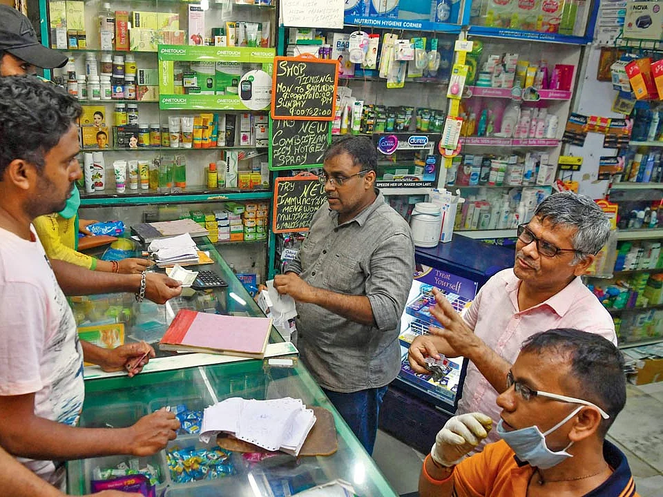 மகாராஷ்டிரா: `காலி பாட்டில்களில் போலி ரெம்டெசிவிர் மருந்து!’ -பேரிடரிலும் ஆதாயம் தேடும் விஷமிகள்