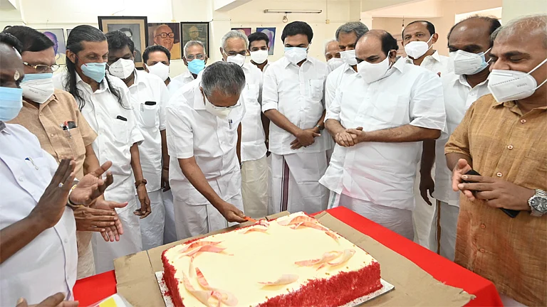 கேக் வெட்டிய பினராயி விஜயன்