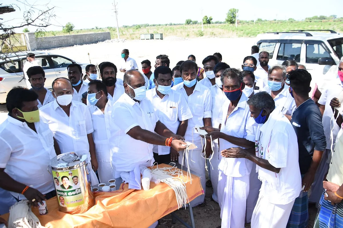 கொரோனா உதவி வழங்கும் ஆர்.பி.உதயகுமார்