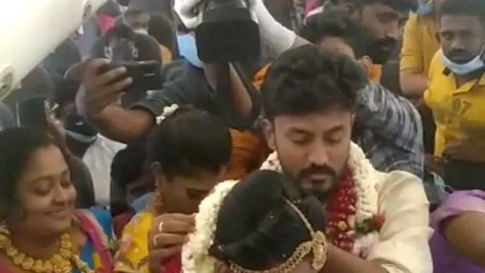 முகக் கவசம், இடைவெளி இல்லாமல் விமானத்துக்குள் உறவினர்கள்